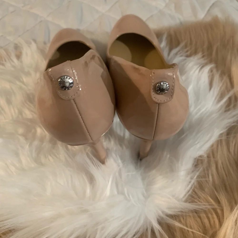 MICHAEL KORS TAN PATENT LEATHER ROUND TOE HEEL.
